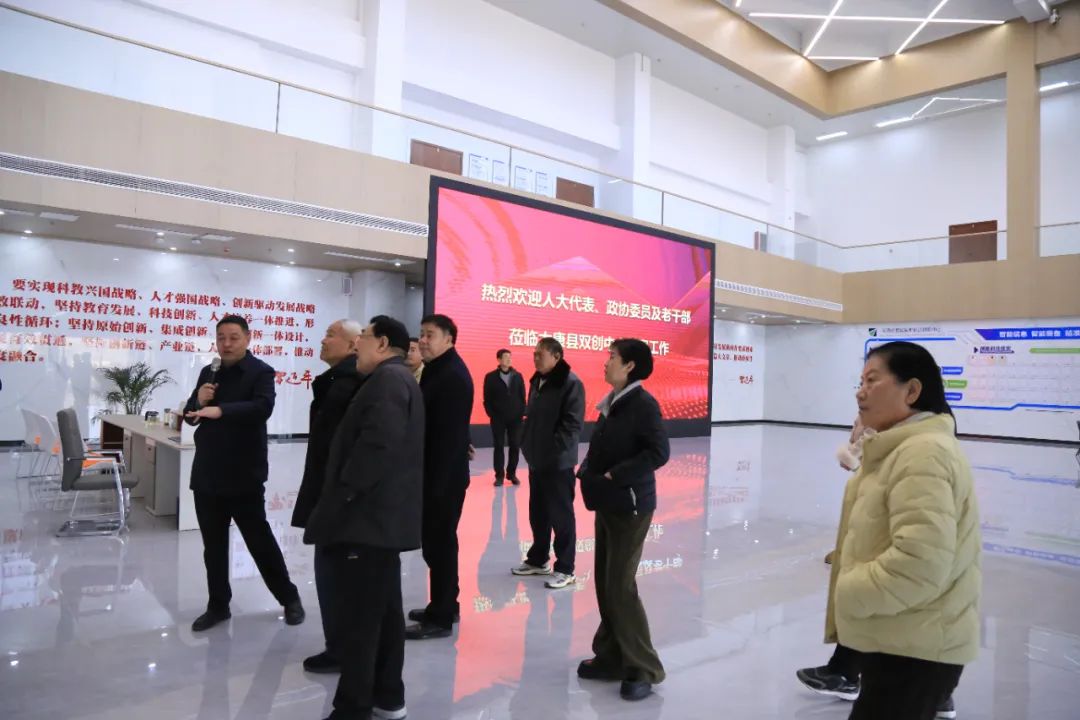 太康縣人大代表、政協(xié)委員及老干部蒞臨四通鍋爐創(chuàng)新中心